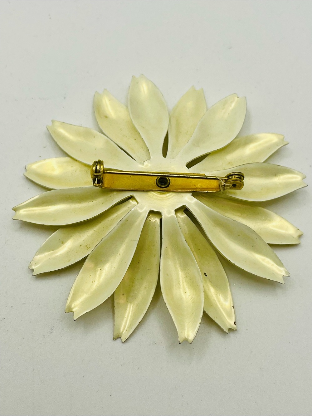 Vintage 1960’s Enamel Cream Daisy Flower Brooch with Gold Tone Center - Picture 3 of 4